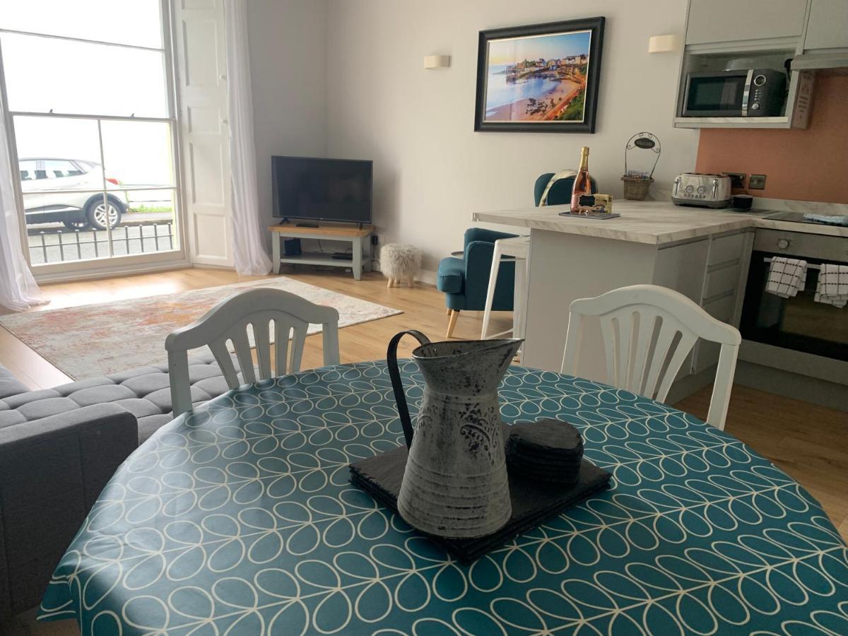 Beautiful Flat With Harbour Views 滕比 外观 照片