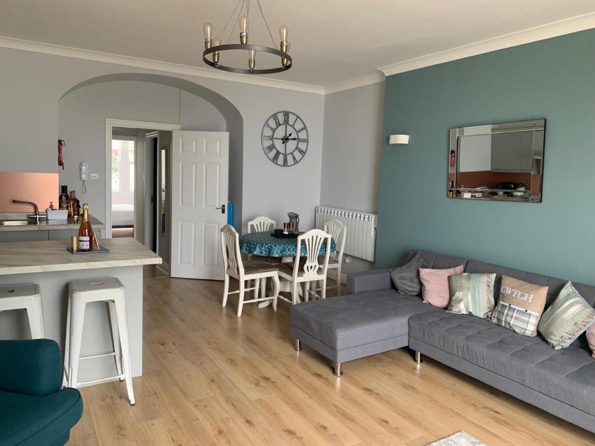 Beautiful Flat With Harbour Views 滕比 外观 照片
